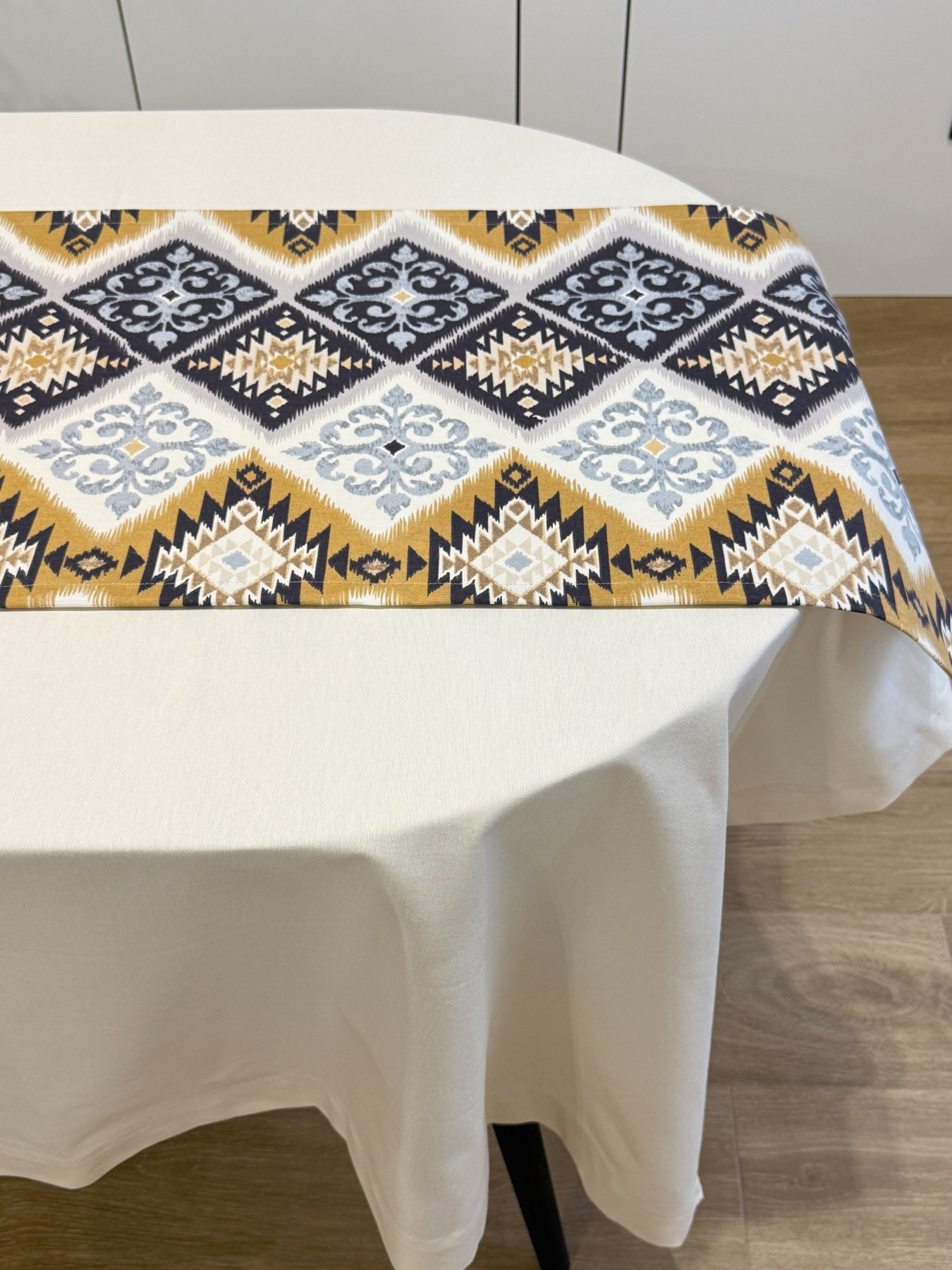 Раннер-дорожка для обеденного стола DUCK водоотталкивающая с орнаментом сине-жёлтая Ecotton модель 25002 Фото