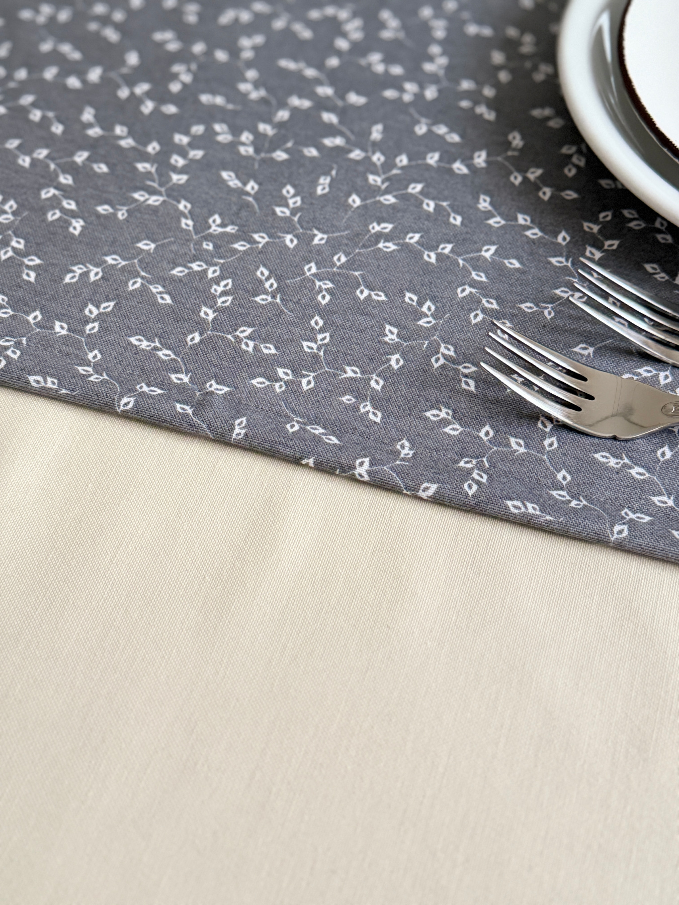 Ранер-доріжка для обіднього столу DUCK водовідштовхуюча сірого кольору Ecotton модель 25010 Фото