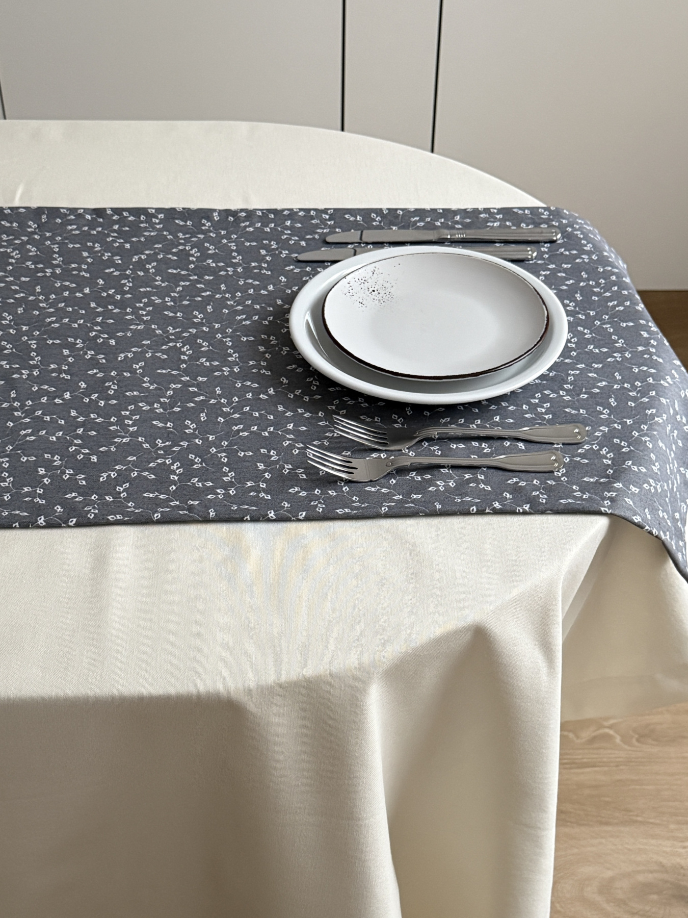 Раннер-дорожка для обеденного стола DUCK водоотталкивающая серого цвета Ecotton модель 25010 Фото