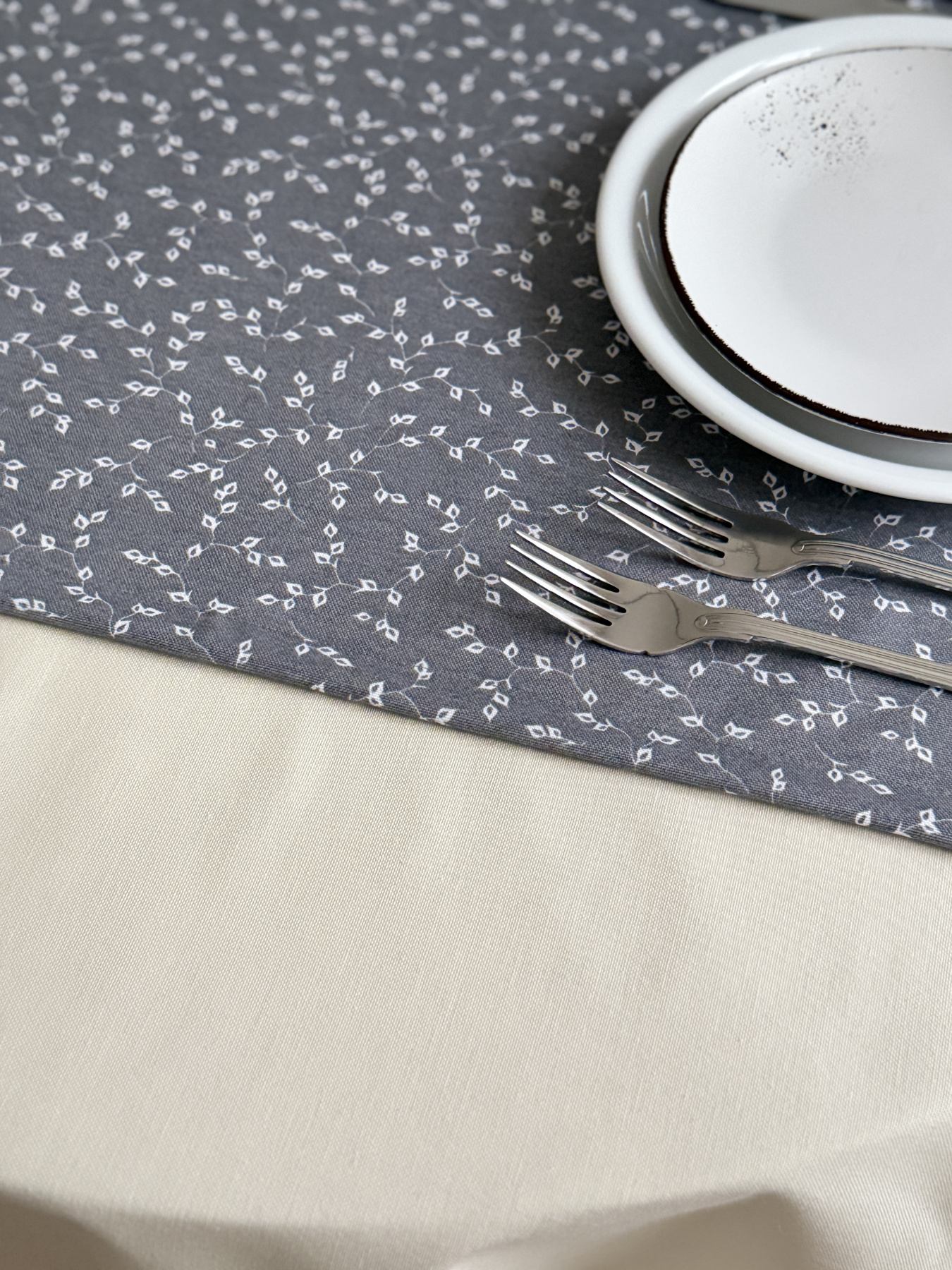 Раннер-дорожка для обеденного стола DUCK водоотталкивающая серого цвета Ecotton модель 25010 Фото