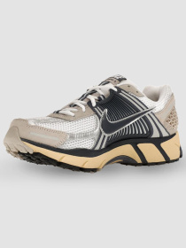 Кроссовки NIKE Zoom Vomero 5 *Since 1972* модель HF4259-100 Фото