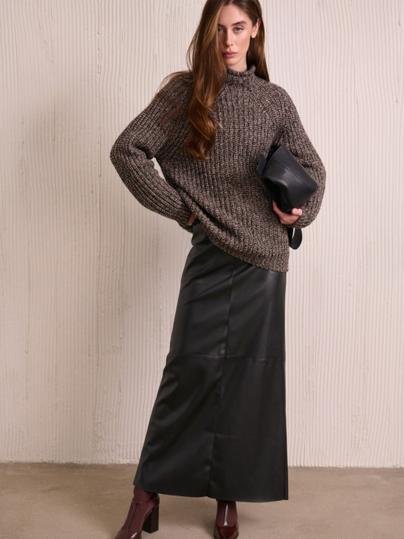 Свитер TrikoBakh модель 2807-chorno-rozhevij-melanzh Фото