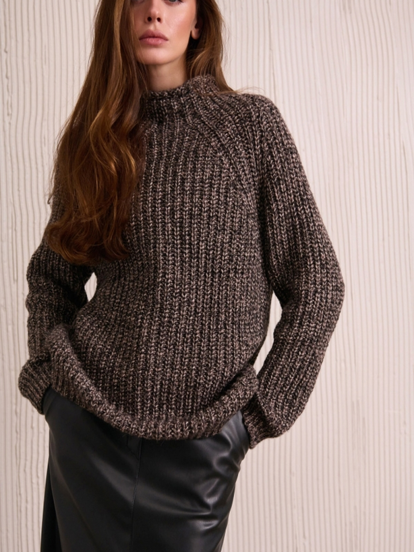 Свитер TrikoBakh модель 2807-chorno-rozhevij-melanzh Фото