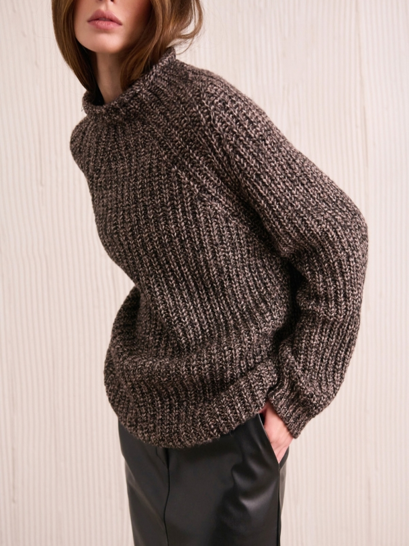 Свитер TrikoBakh модель 2807-chorno-rozhevij-melanzh Фото