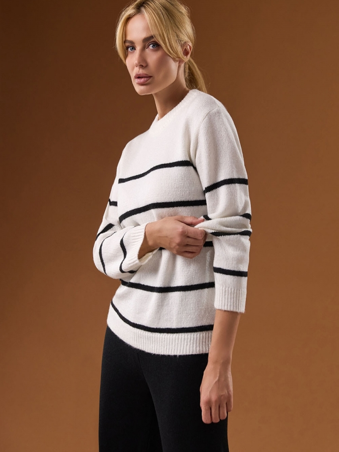 Джемпер TrikoBakh модель 2786-blij-z-chornim Фото