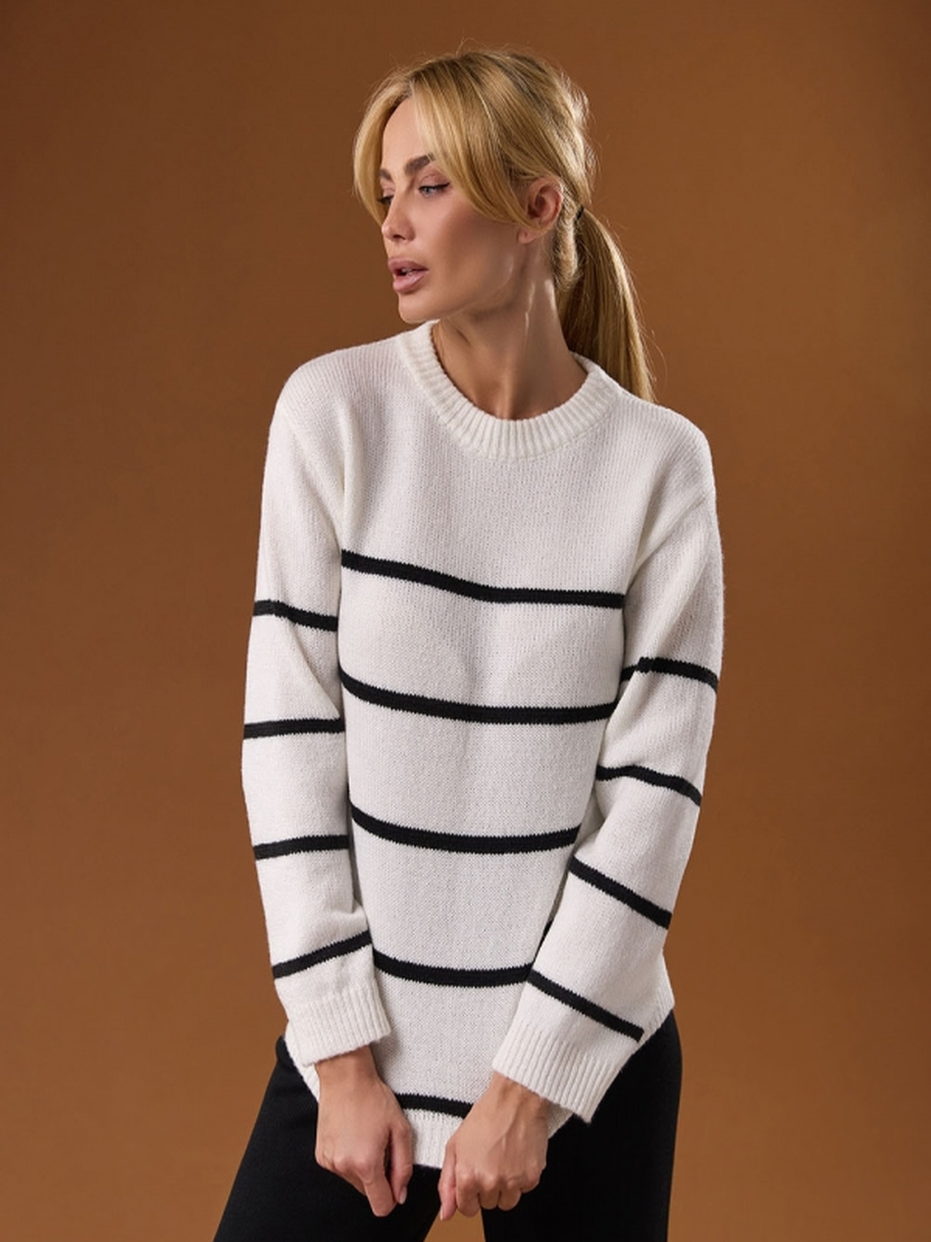 Джемпер TrikoBakh модель 2786-blij-z-chornim Фото