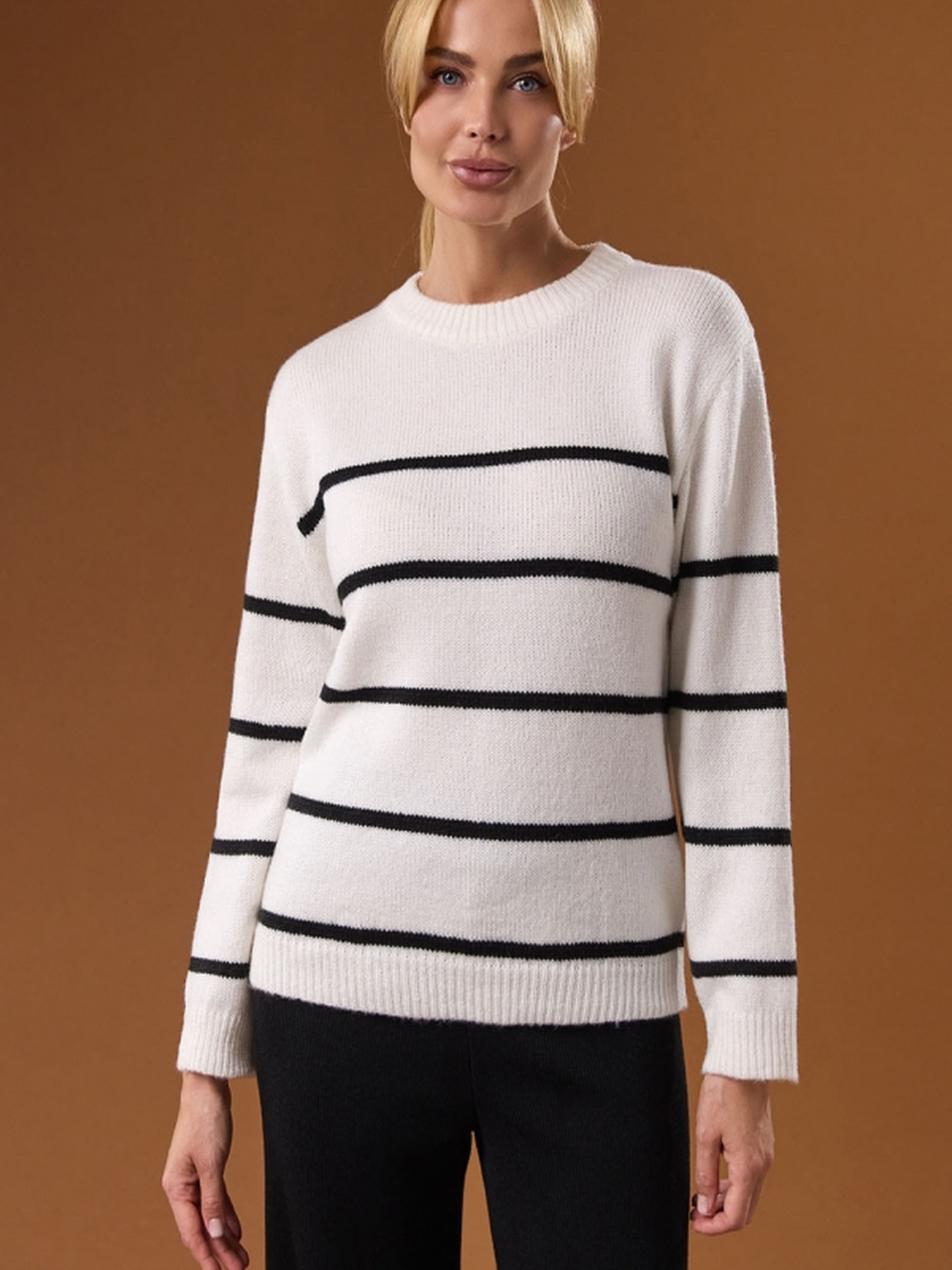 Джемпер TrikoBakh модель 2786-blij-z-chornim Фото