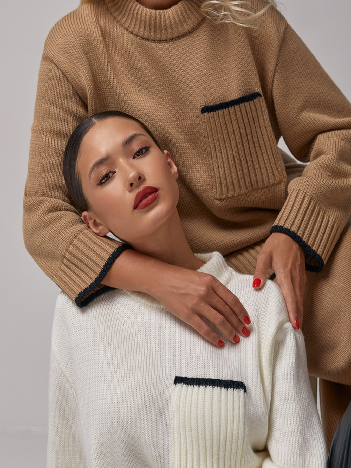 Свитер TrikoBakh модель 2795-molochnij-z-chornim Фото