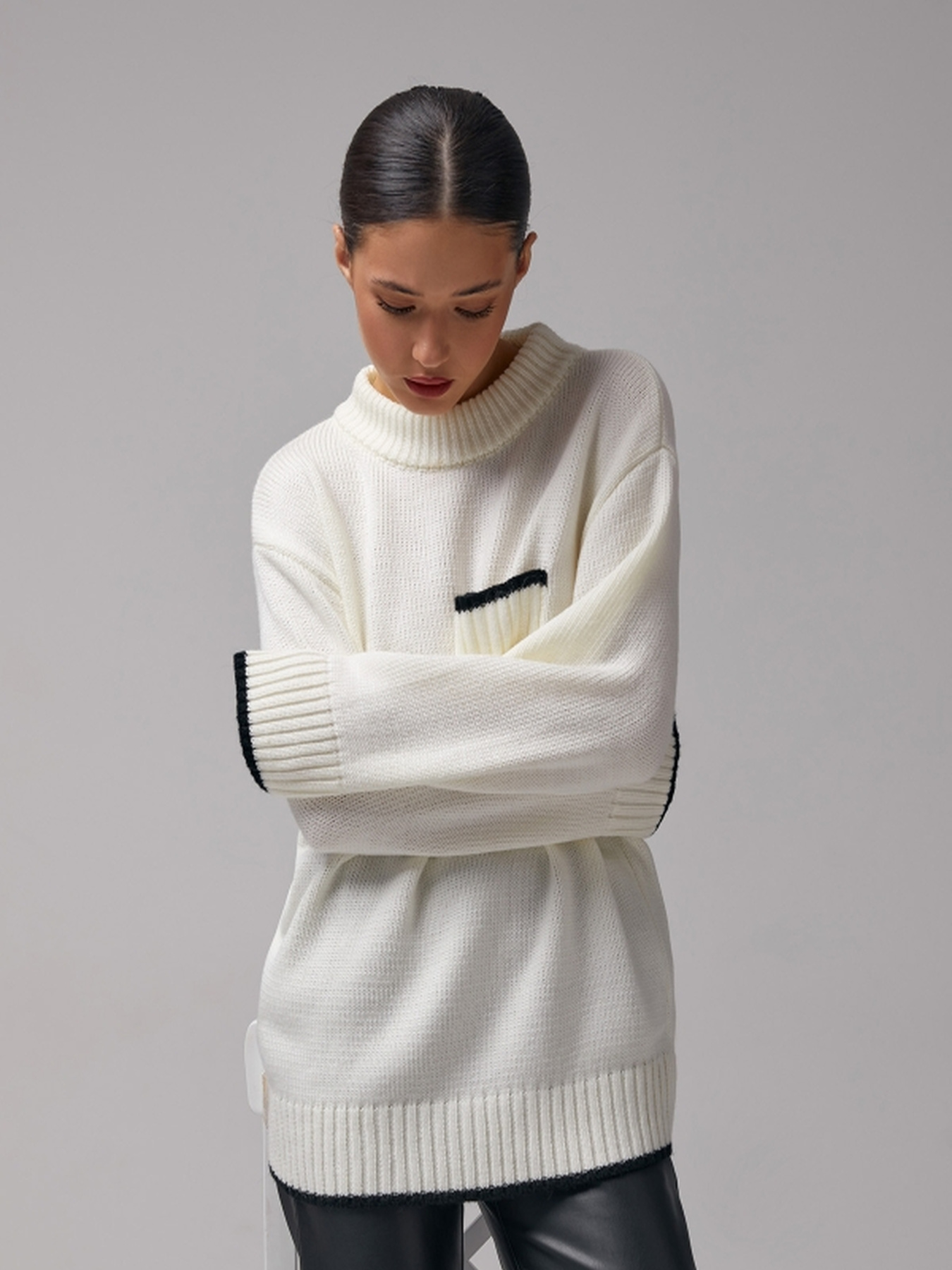 Свитер TrikoBakh модель 2795-molochnij-z-chornim Фото