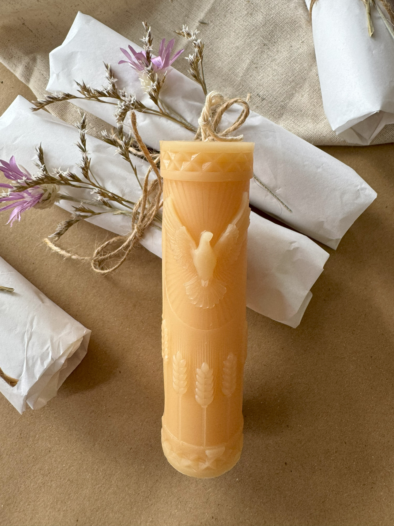 Пасхальная аромасвеча "Цилиндр с птичкой", аромат - Секвой и мох, из натурального пчелиного воска Candle Design модель 110.2024 Фото