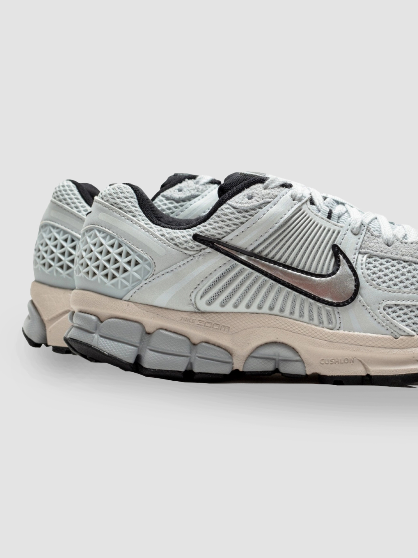 Кросівки NIKE КWmns Zoom Vomero 5 модель FN6742-002 Фото