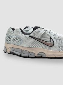 Кросівки NIKE КWmns Zoom Vomero 5 модель FN6742-002 Фото