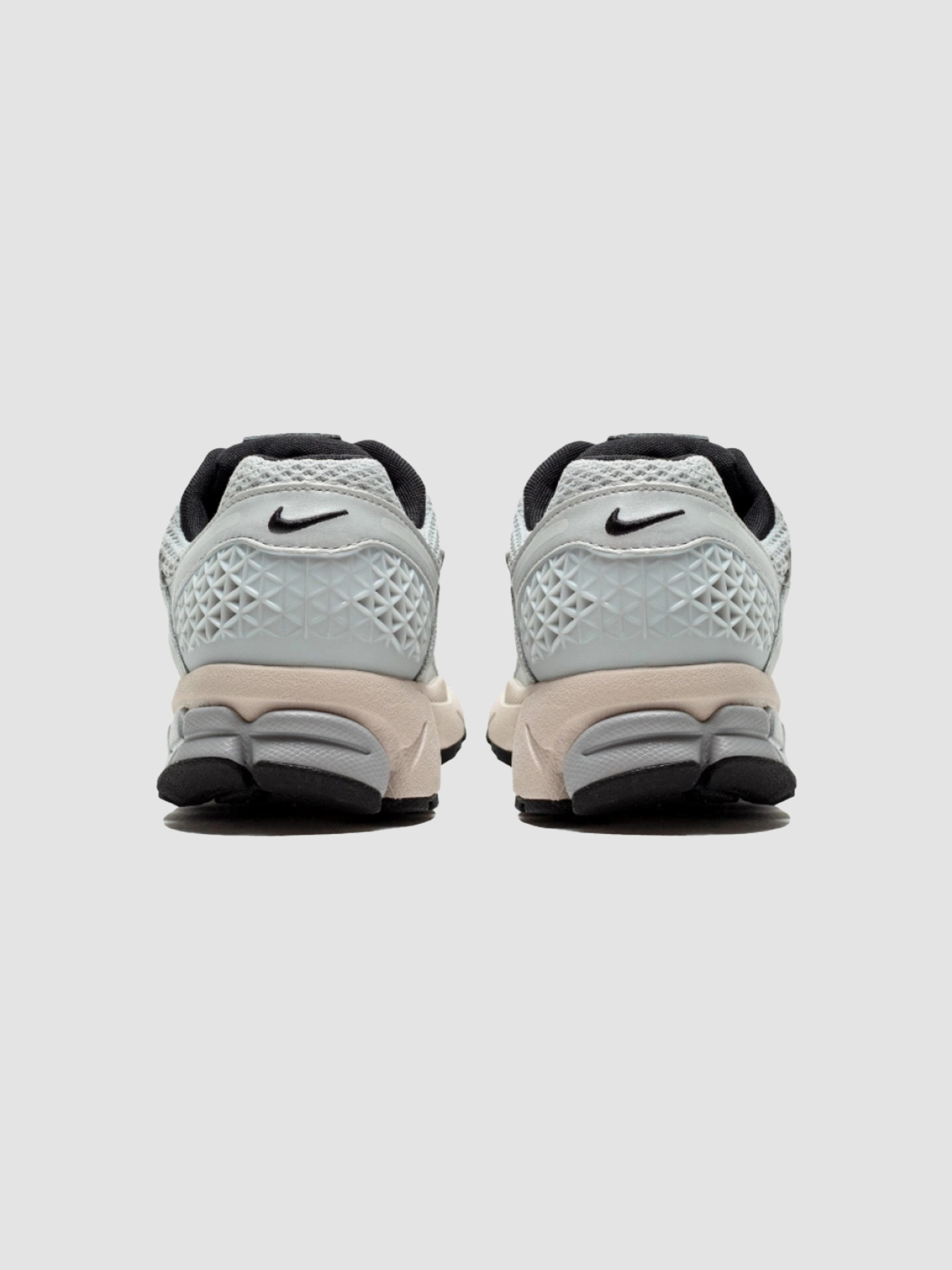 Кросівки повсякденні NIKE КWmns Zoom Vomero 5 модель FN6742-002 Фото