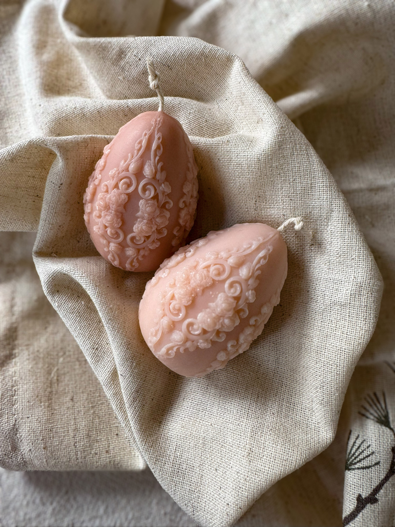 Великодня аромасвічка "Писанка ажурна", аромат "Гранатовий сидр", з натурального оливкового воску Candle Design модель 170.2034 Великодня аромасвічка "Писанка ажурна", аромат "Гранатовий сидр", з натурального оливкового воску Candle Design модель 170.2034 Фото