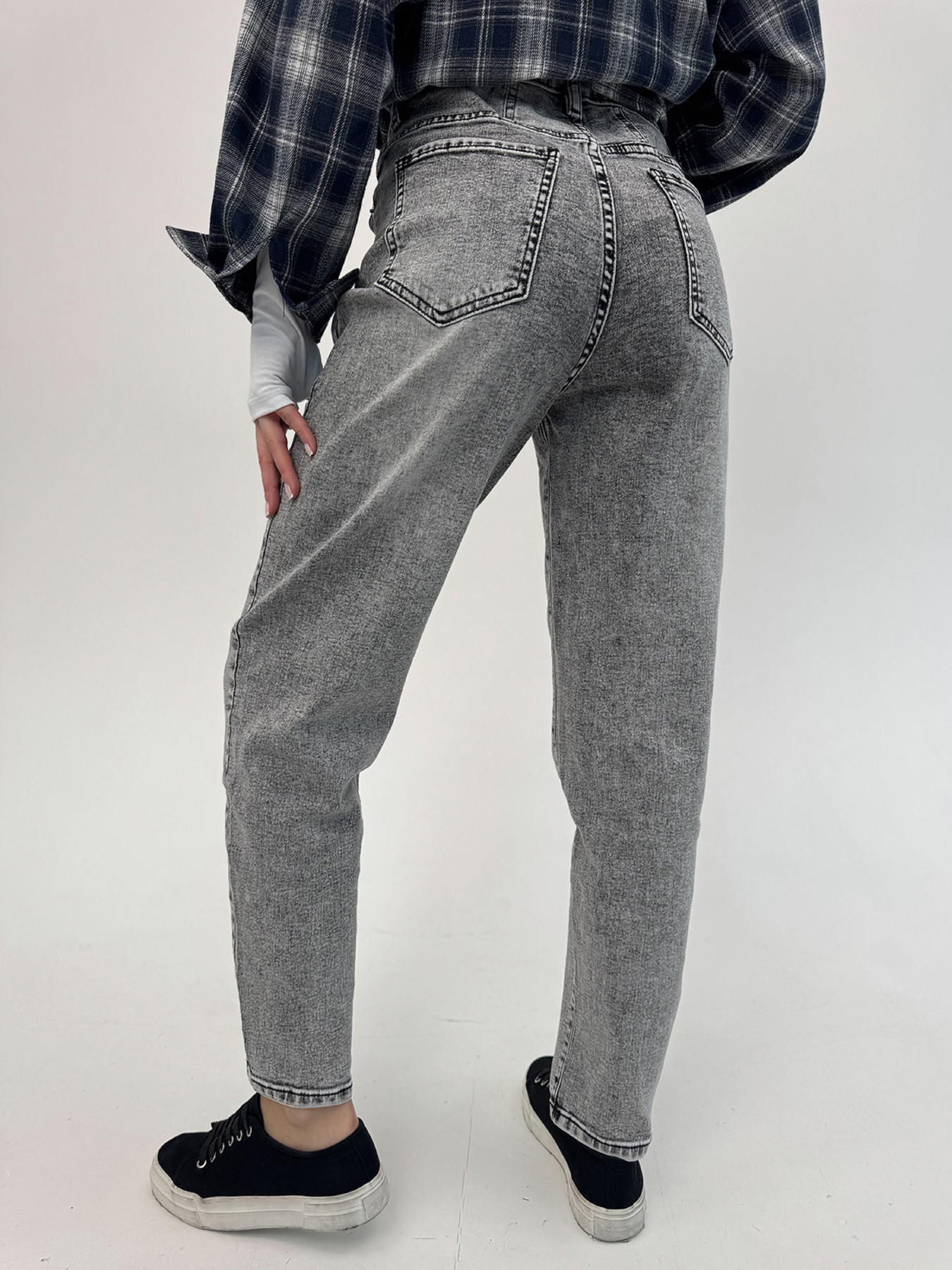 Джинсы мом ISSA Plus модель WN20-695_светло_серый Джинсы мом ISSA Plus модель WN20-695_светло_серый Фото