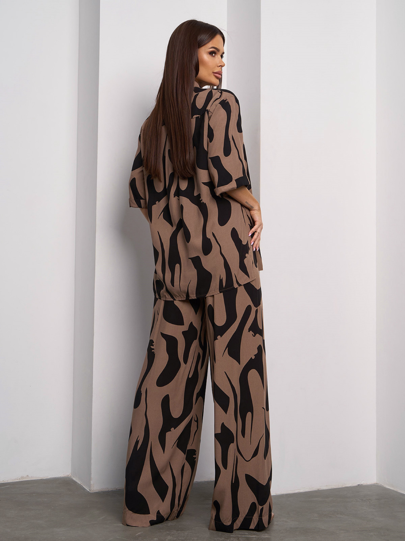 Повседневный костюм ISSA Plus модель 15105_коричневый Фото