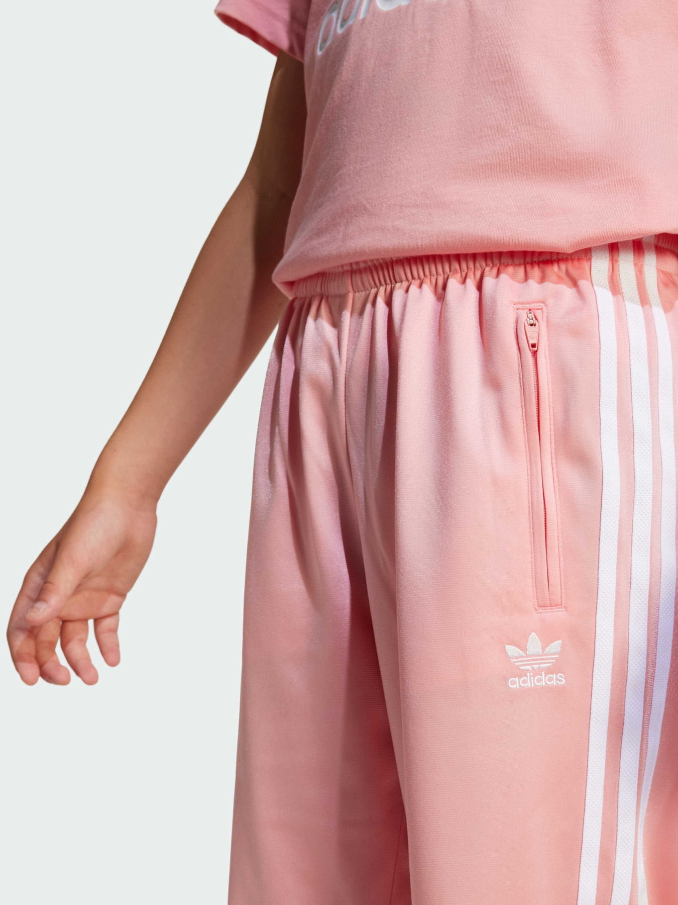 Повседневные штаны Adidas Adicolor модель JD1634 Повседневные штаны Adidas Adicolor модель JD1634 Фото