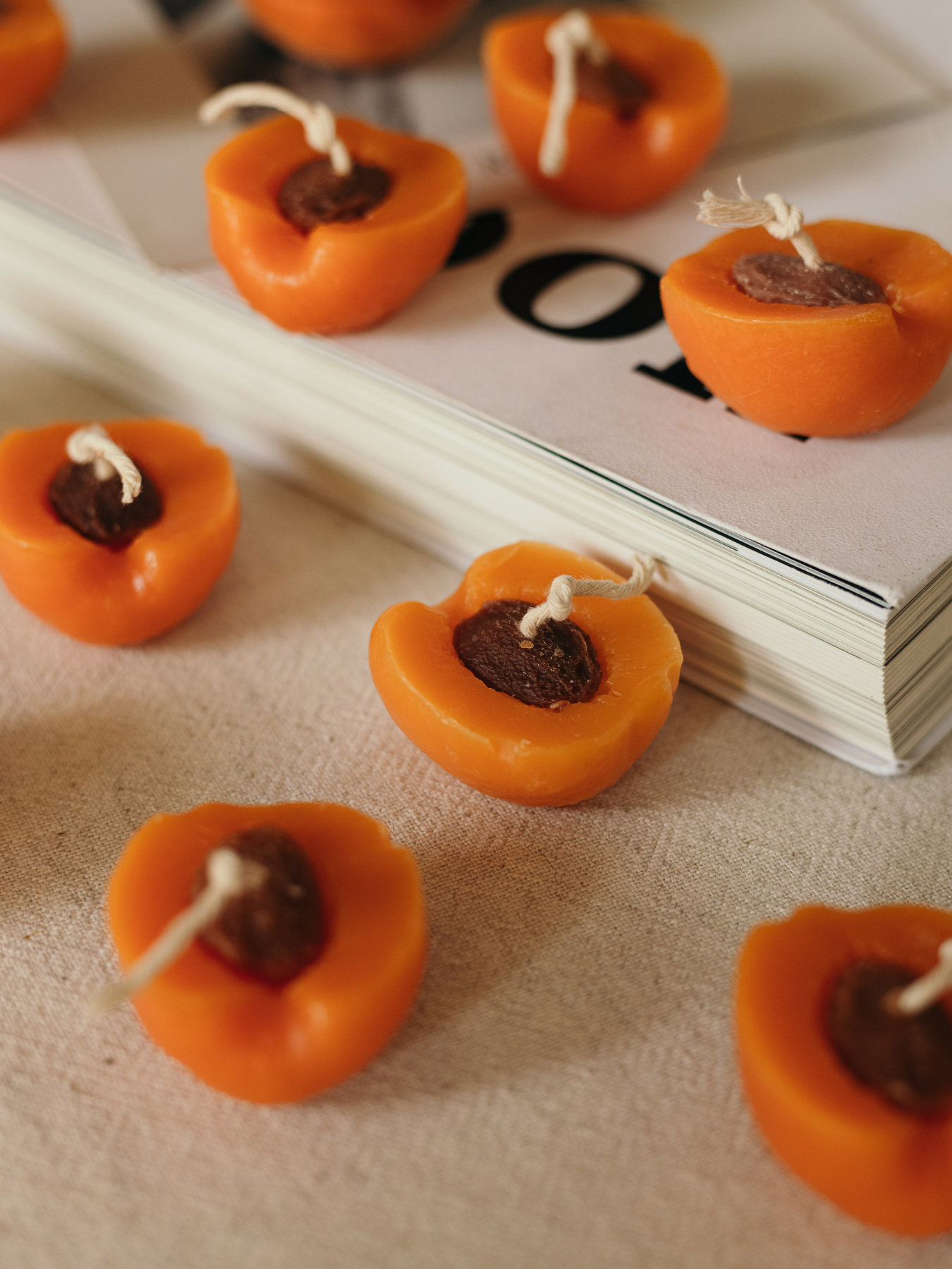 Ароматическая свеча "Абрикос" | Пчелиный воск | Ручная работа | Аромат Абрикосовая роща Candle Design модель 190.3004 Фото