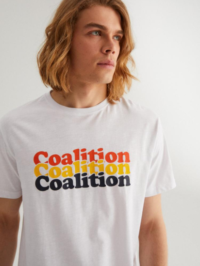 Мужская классическая футболка с цветным принтом Coalition белая модель 10041753 — фото 3 - INTERTOP