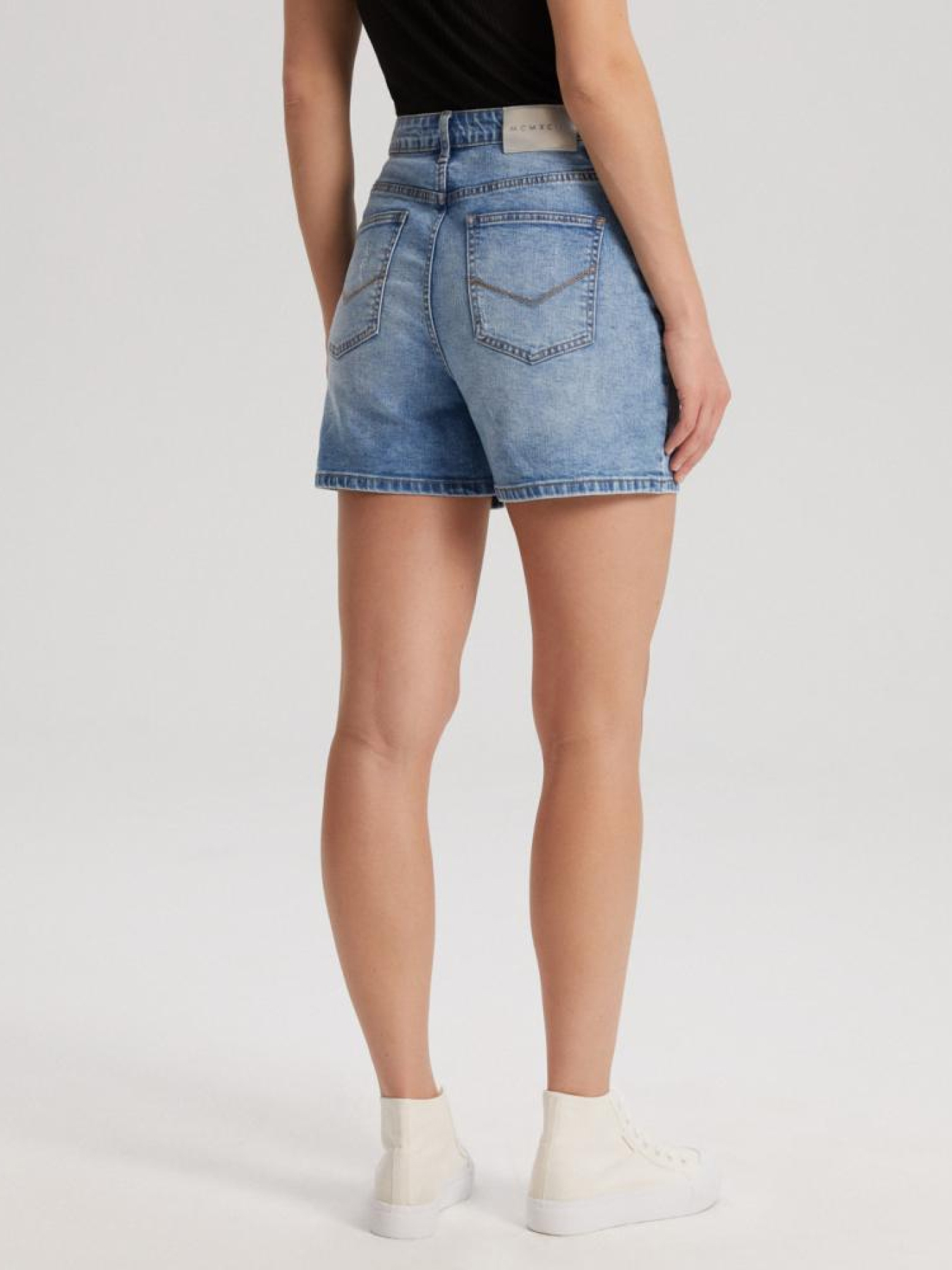 Шорти джинсові DIVERSE модель 10042255 Фото