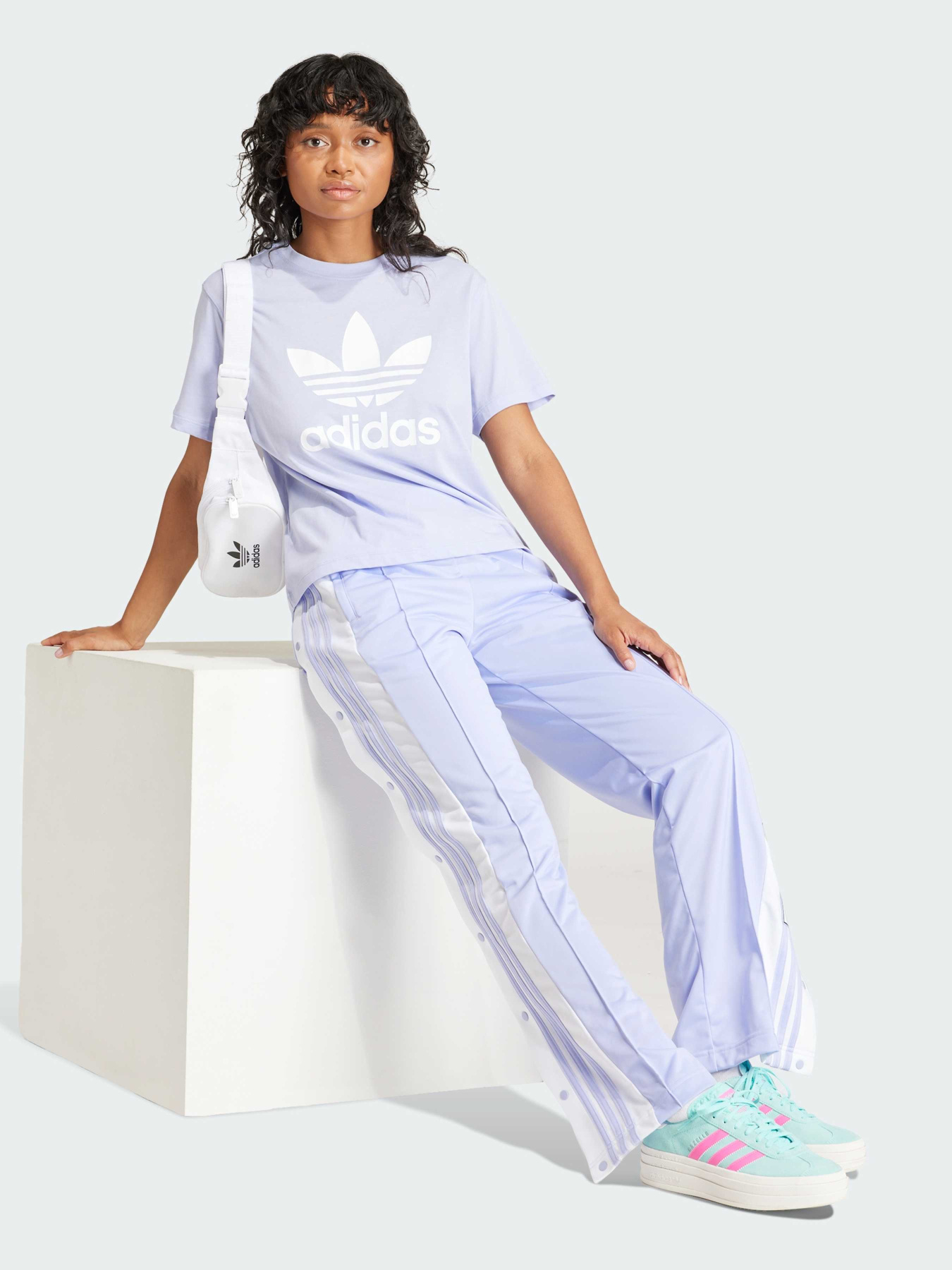 Футболка Adidas Adicolor модель IN8439 Футболка Adidas Adicolor модель IN8439 Фото