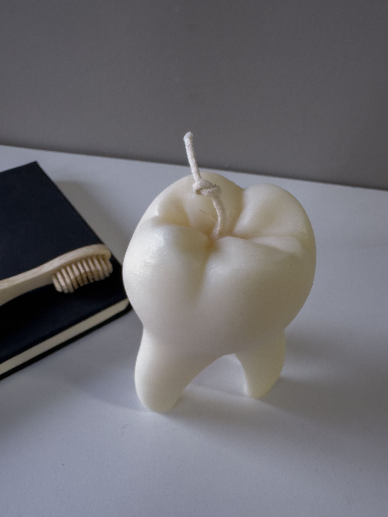 Ароматическая свеча "Зуб", аромат "Орхидея и морская соль" из натурального оливкового воска Candle Design модель 130.2016 Фото