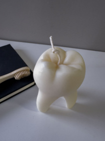 Ароматическая свеча "Зуб", аромат "Орхидея и морская соль" из натурального оливкового воска Candle Design модель 130.2016 Фото