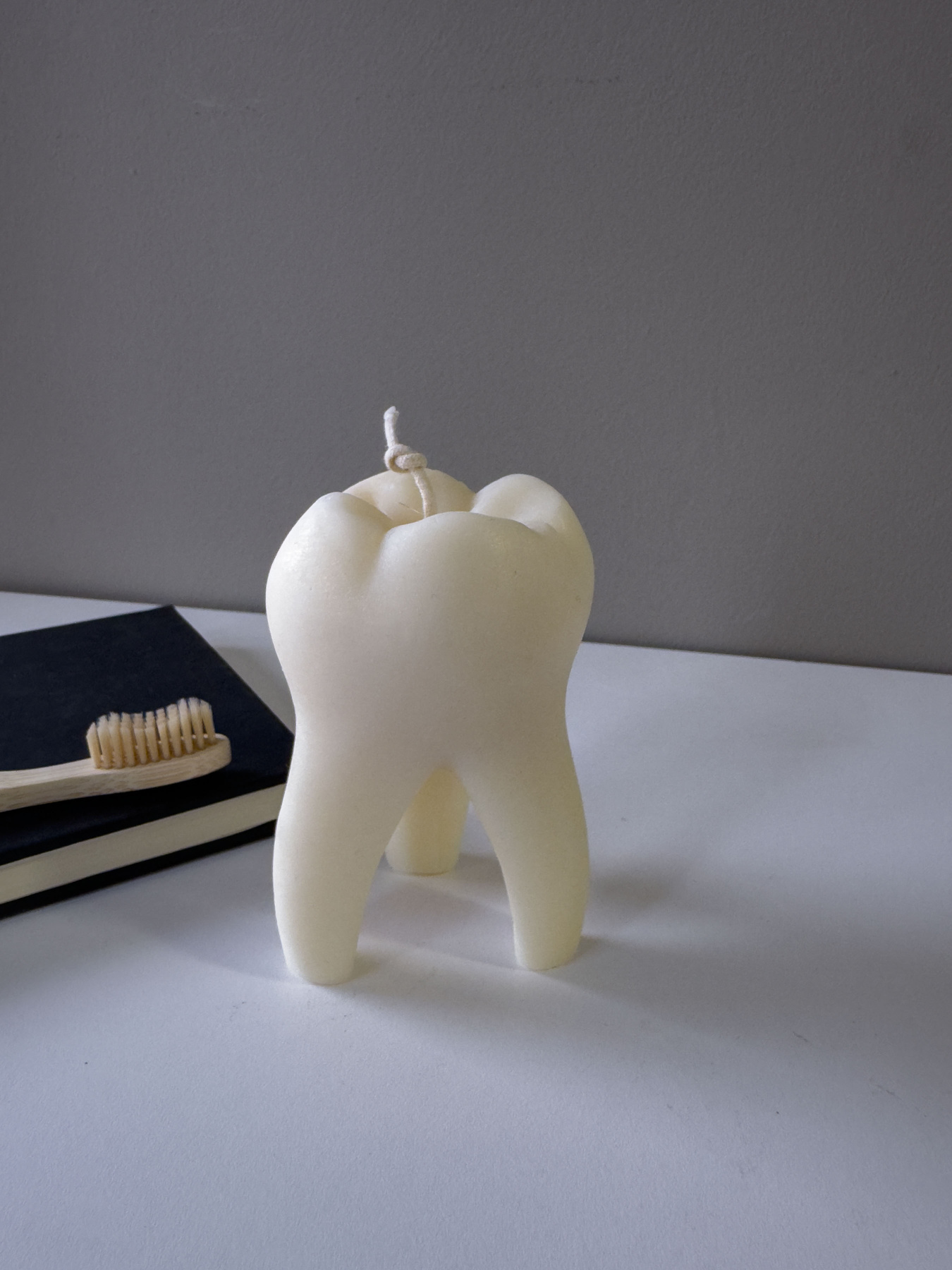 Ароматична свічка "Зуб", аромат "Орхідея та морська сіль" з натурального оливкового воску Candle Design модель 130.2016 Фото