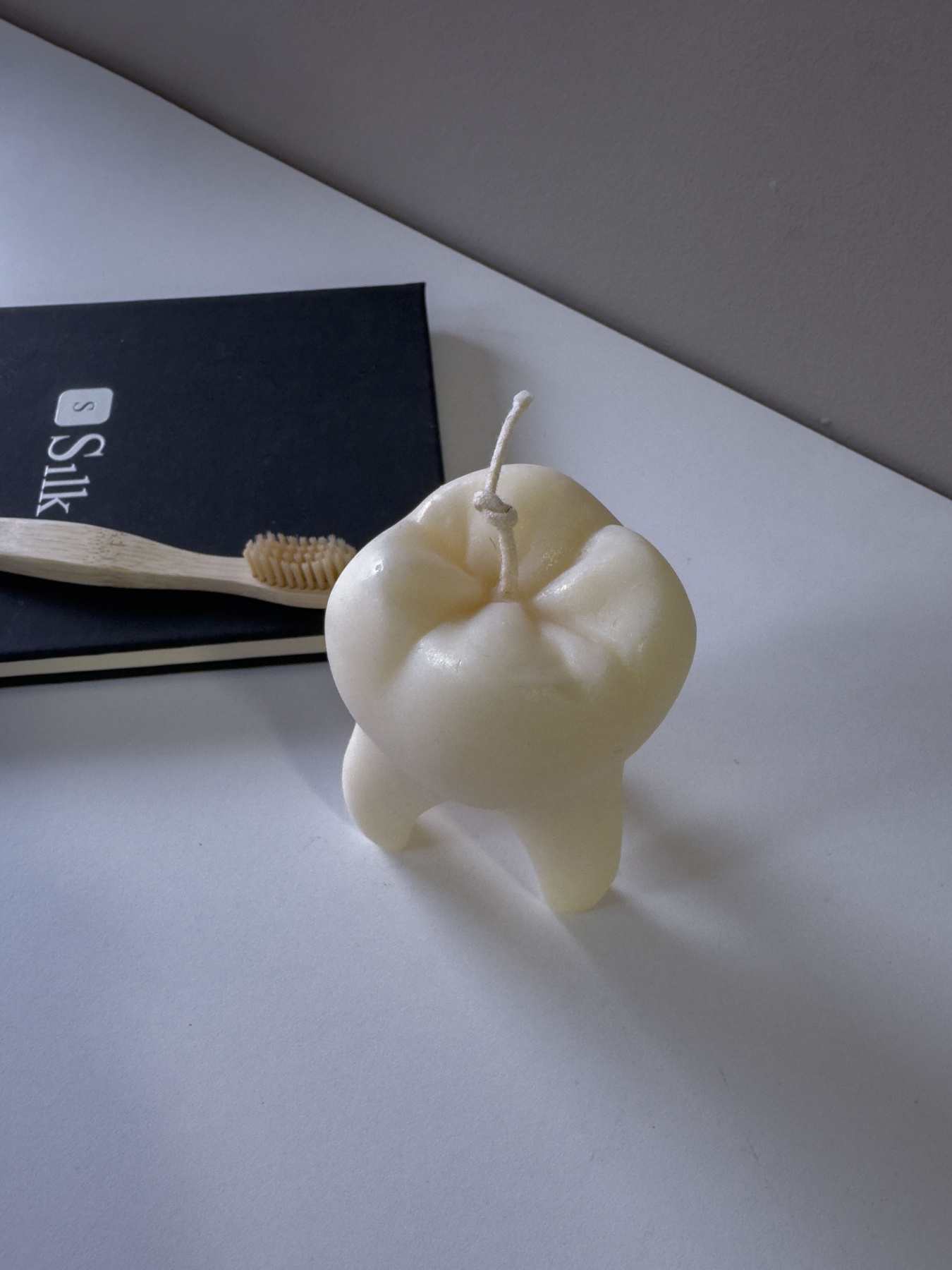 Ароматична свічка "Зуб", аромат "Орхідея та морська сіль" з натурального оливкового воску Candle Design модель 130.2016 Фото