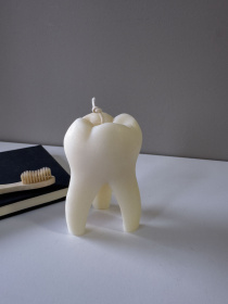 Ароматична свічка "Зуб", аромат "Орхідея та морська сіль" з натурального оливкового воску Candle Design модель 130.2016 Фото