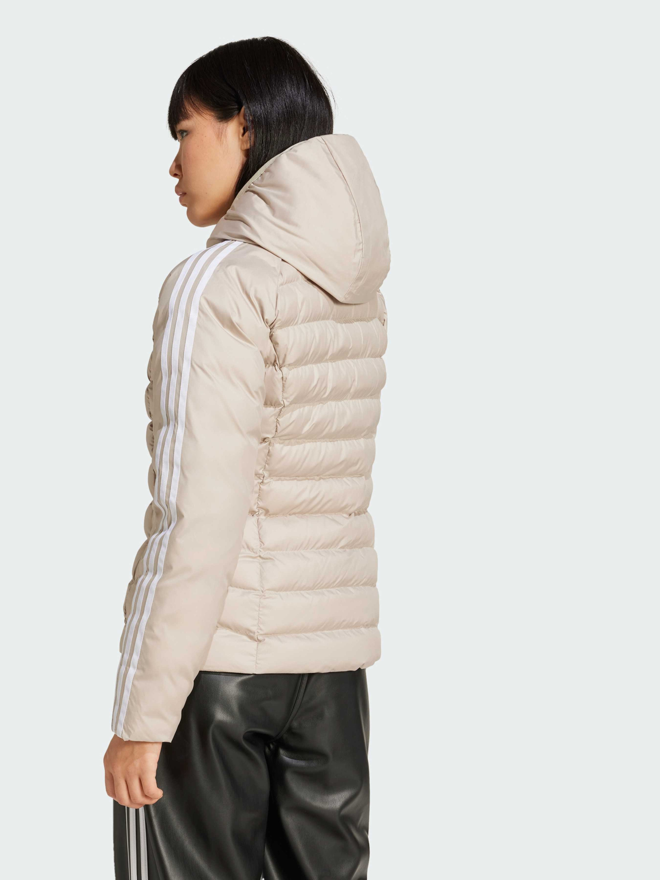 Демісезонна куртка Adidas Adicolor модель IW5850 Демісезонна куртка Adidas Adicolor модель IW5850 Фото