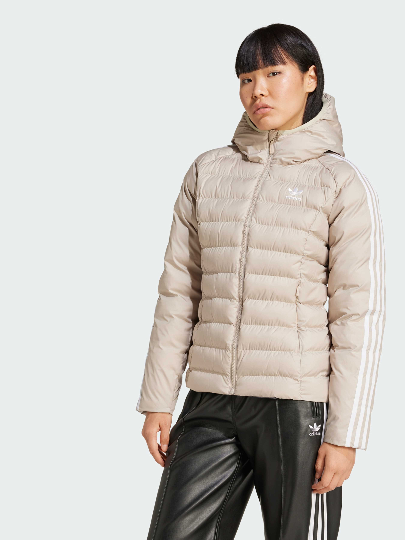 Демісезонна куртка Adidas Adicolor модель IW5850 Демісезонна куртка Adidas Adicolor модель IW5850 Фото