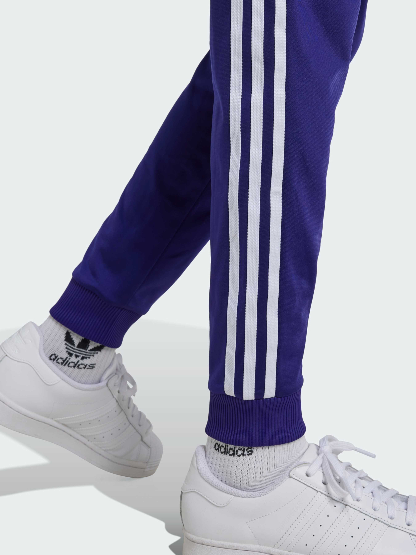 Джоггеры Adidas Adicolor модель IY7464 Джоггеры Adidas Adicolor модель IY7464 Фото
