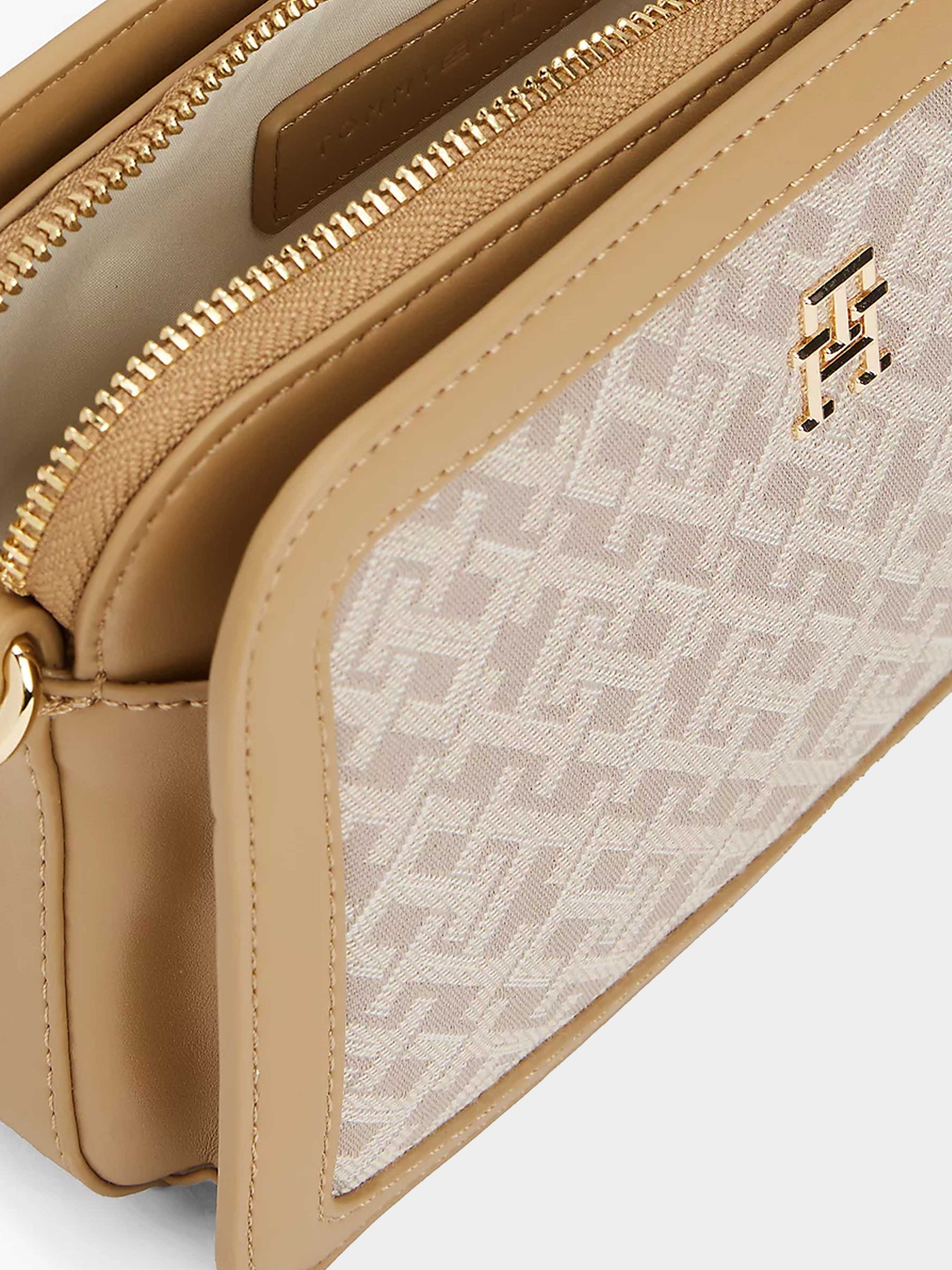 Сумки Tommy Hilfiger модель AW0AW17607-0I1 Фото