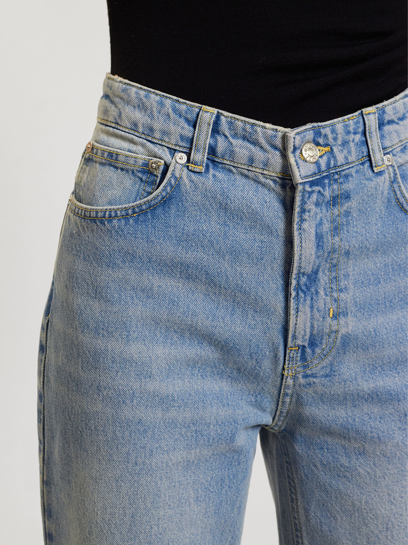 Расклешенные джинсы Moschino модель 242K2A032387201303 Фото