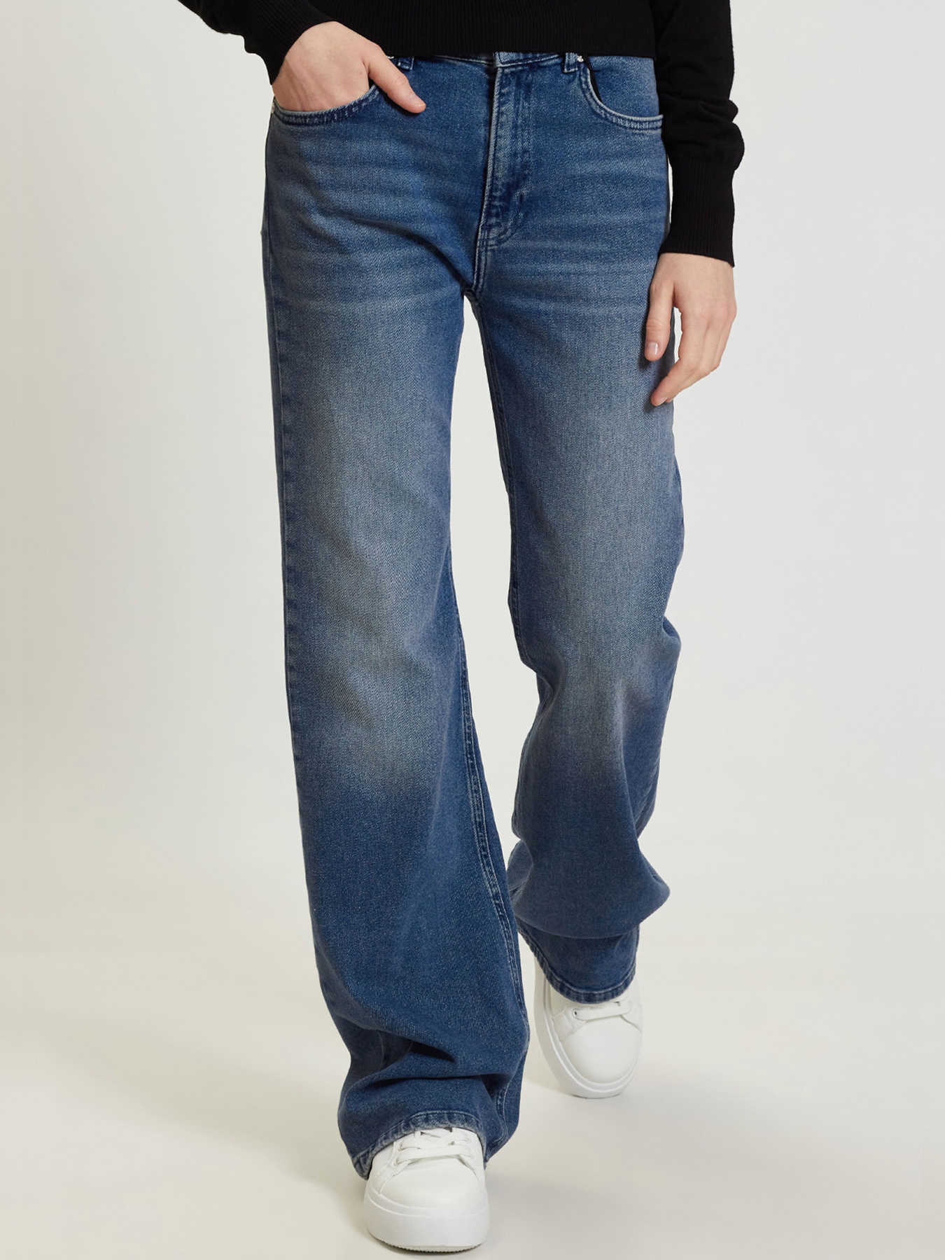 Расклешенные джинсы Moschino модель 242K2A030987211343 Фото