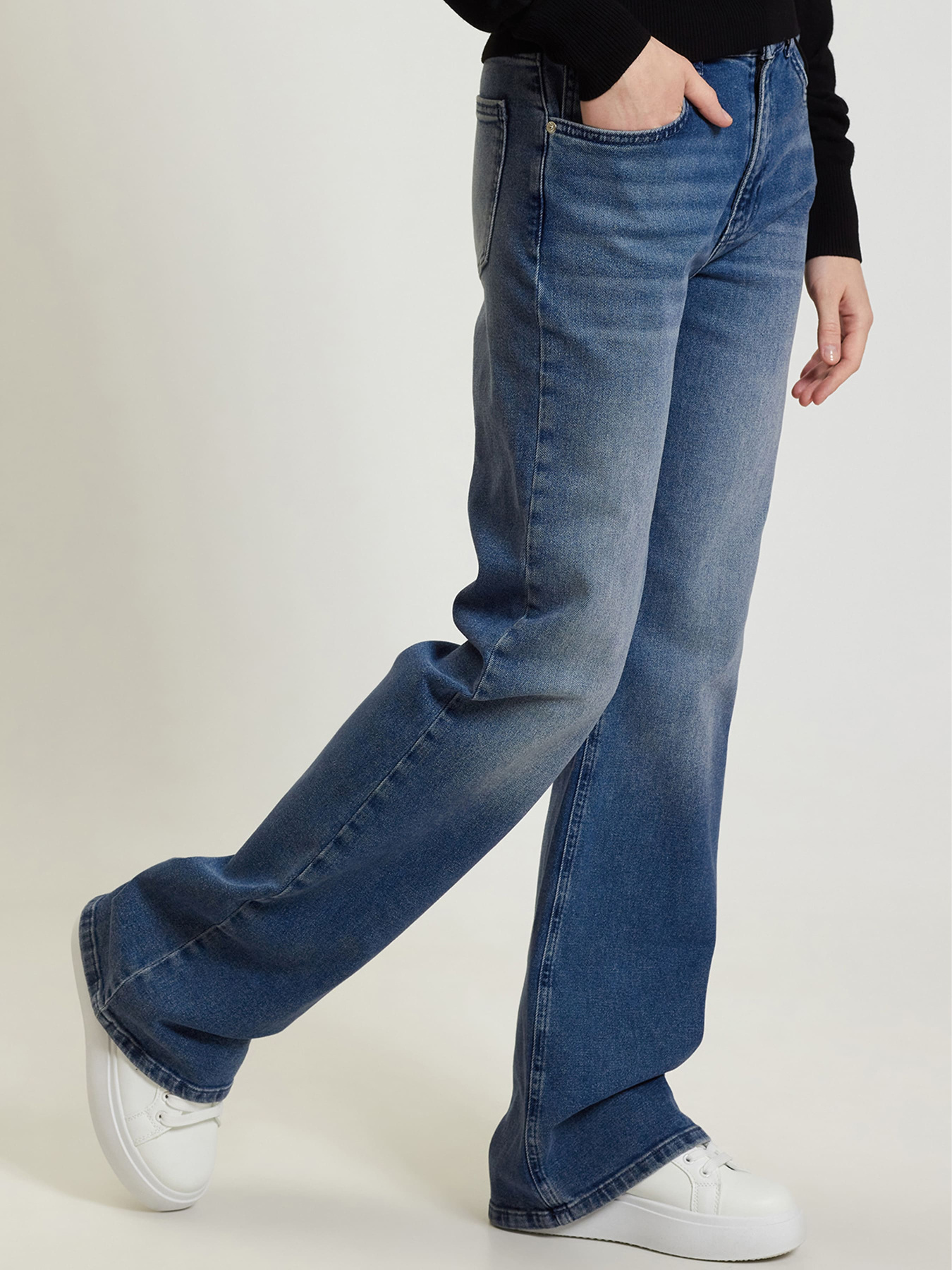 Расклешенные джинсы Moschino модель 242K2A030987211343 Фото