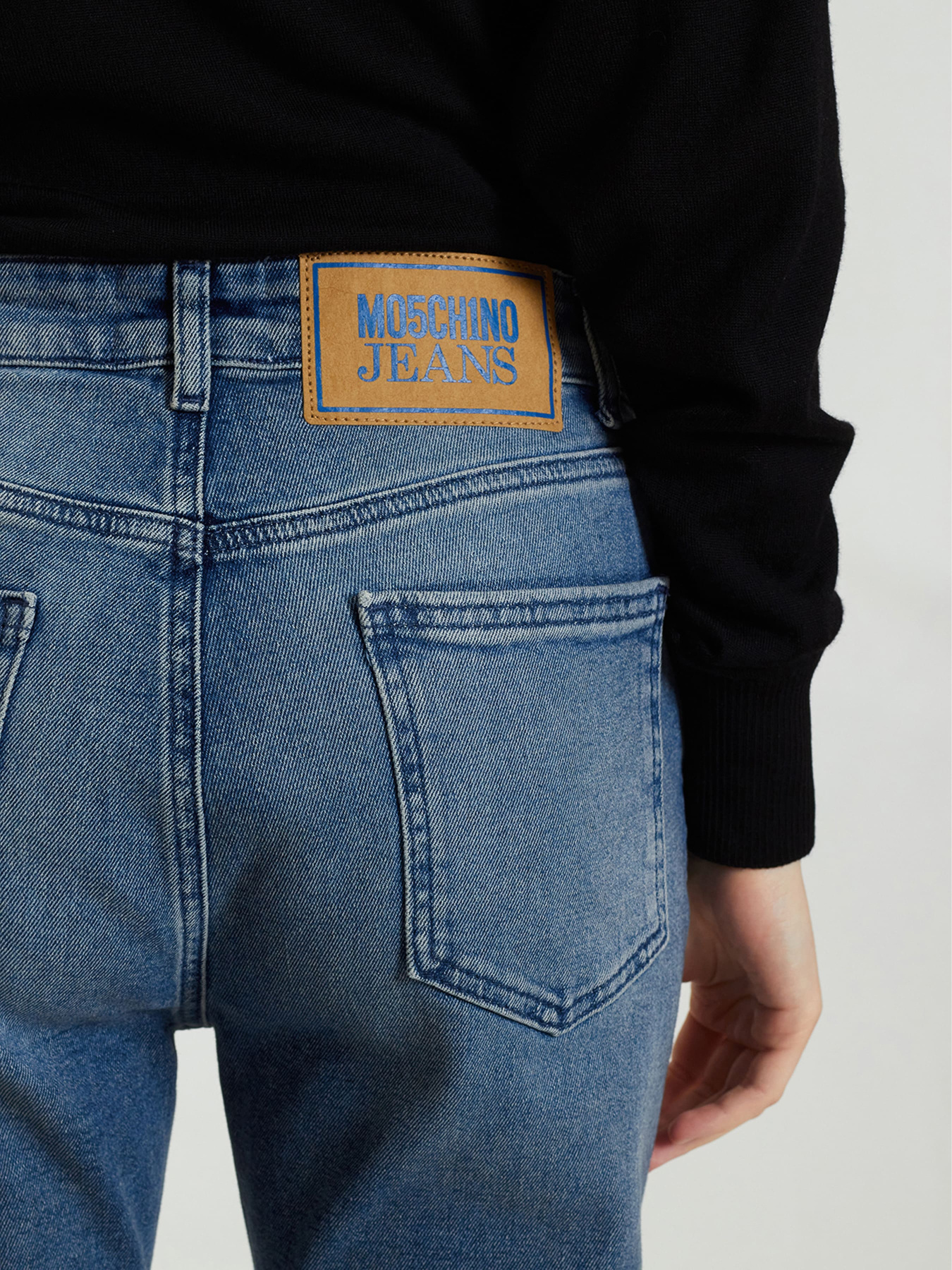 Расклешенные джинсы Moschino модель 242K2A030987211343 Фото