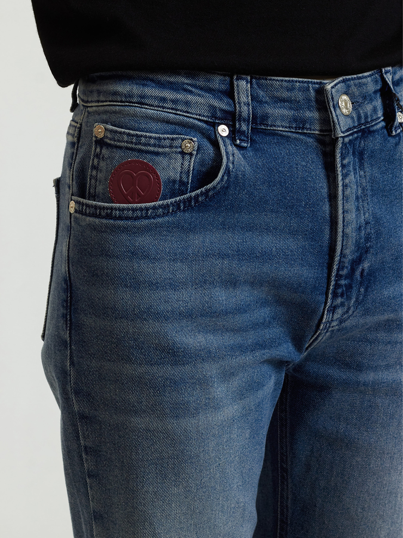 Расклешенные джинсы Moschino модель 242K2A030987211343 Фото