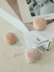 Ароматическая свеча "Макарун в фатине" парфумована, аромат - макарун, з натурального оливкового воску Candle Design модель 220.0011 Фото