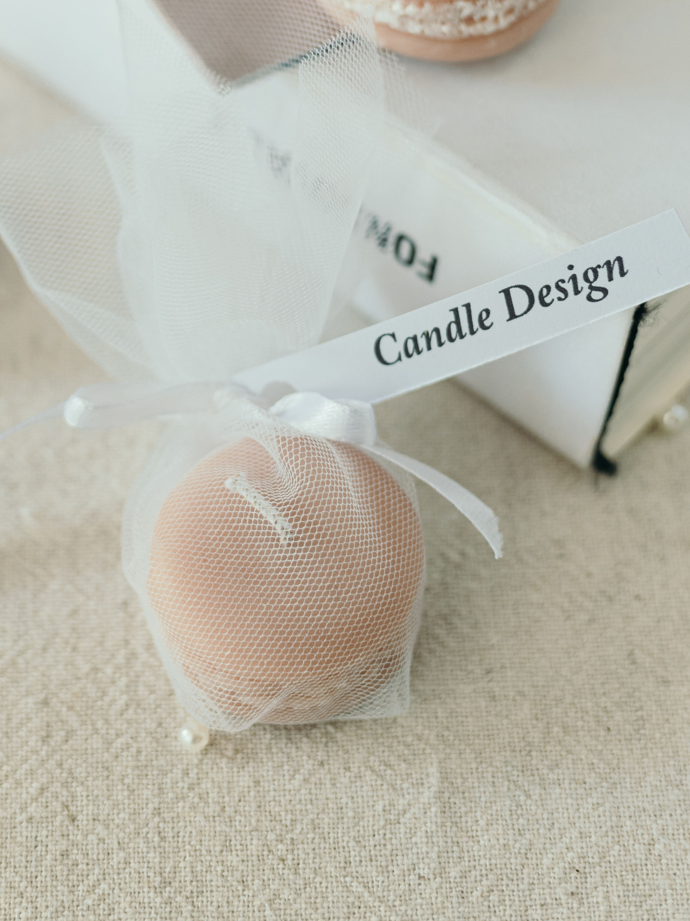 Ароматическая свеча "Макарун в фатине" парфумована, аромат - макарун, з натурального оливкового воску Candle Design модель 220.0011 Фото