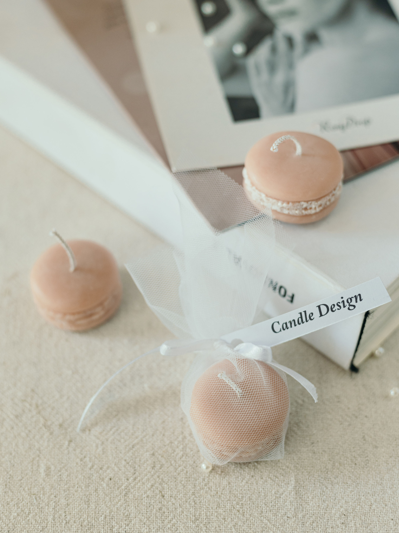 Ароматическая свеча "Макарун в фатине" парфумована, аромат - макарун, з натурального оливкового воску Candle Design модель 220.0011 Фото