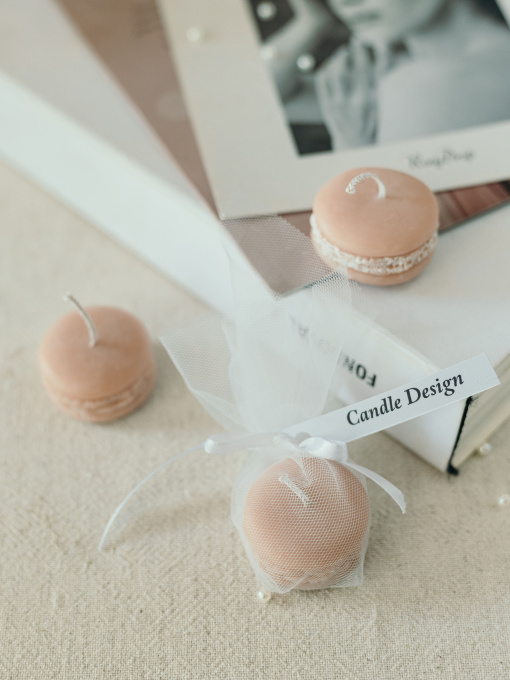 Ароматична свічка "Макарун в фатіні" парфумована, аромат - макарун, з натурального оливкового воску Candle Design модель 220.0011 Фото