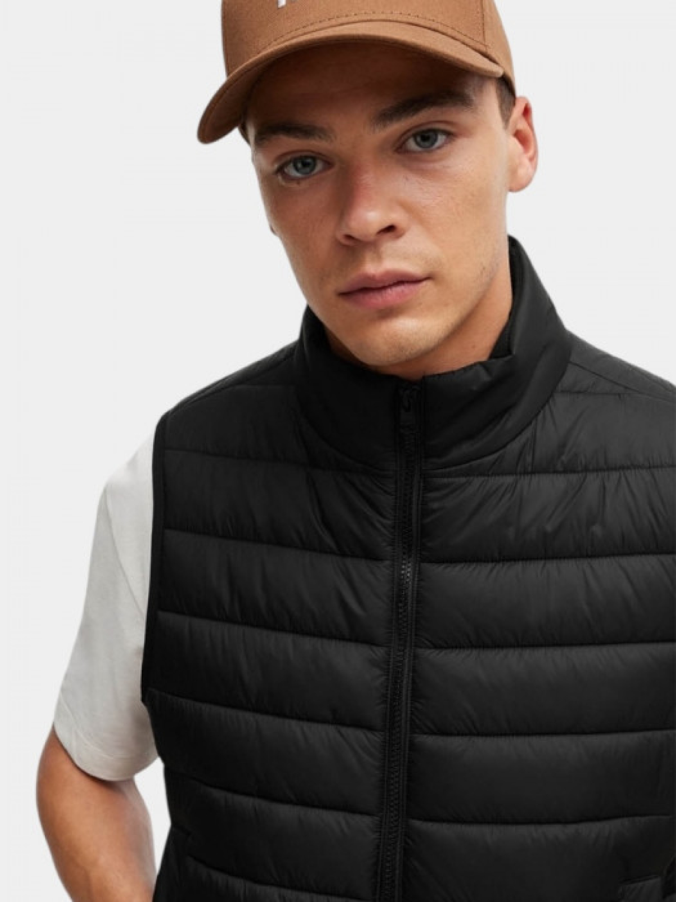 Утепленный жилет HUGO модель 8594 Фото