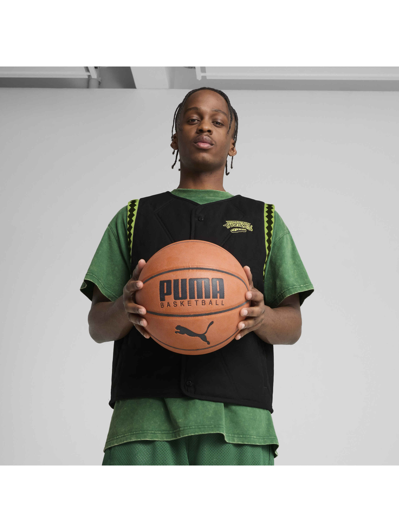 Утеплений жилет PUMA Hoops x Tmnt Vest модель 631677 Утеплений жилет PUMA Hoops x Tmnt Vest модель 631677 Фото