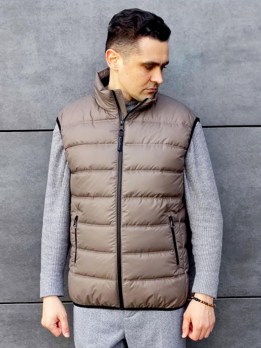 Утепленный жилет Sun's House модель SB-25205-brown-kava Фото