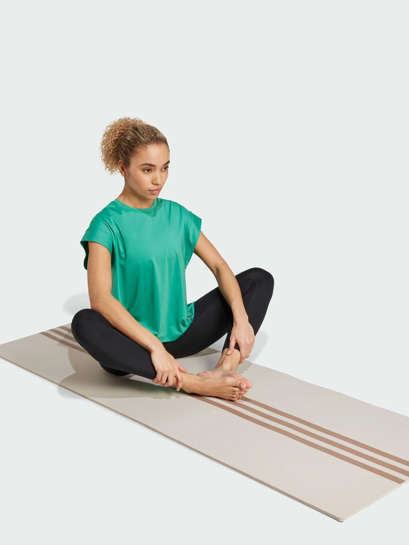 Футболка спортивна Adidas модель JL7797 Фото