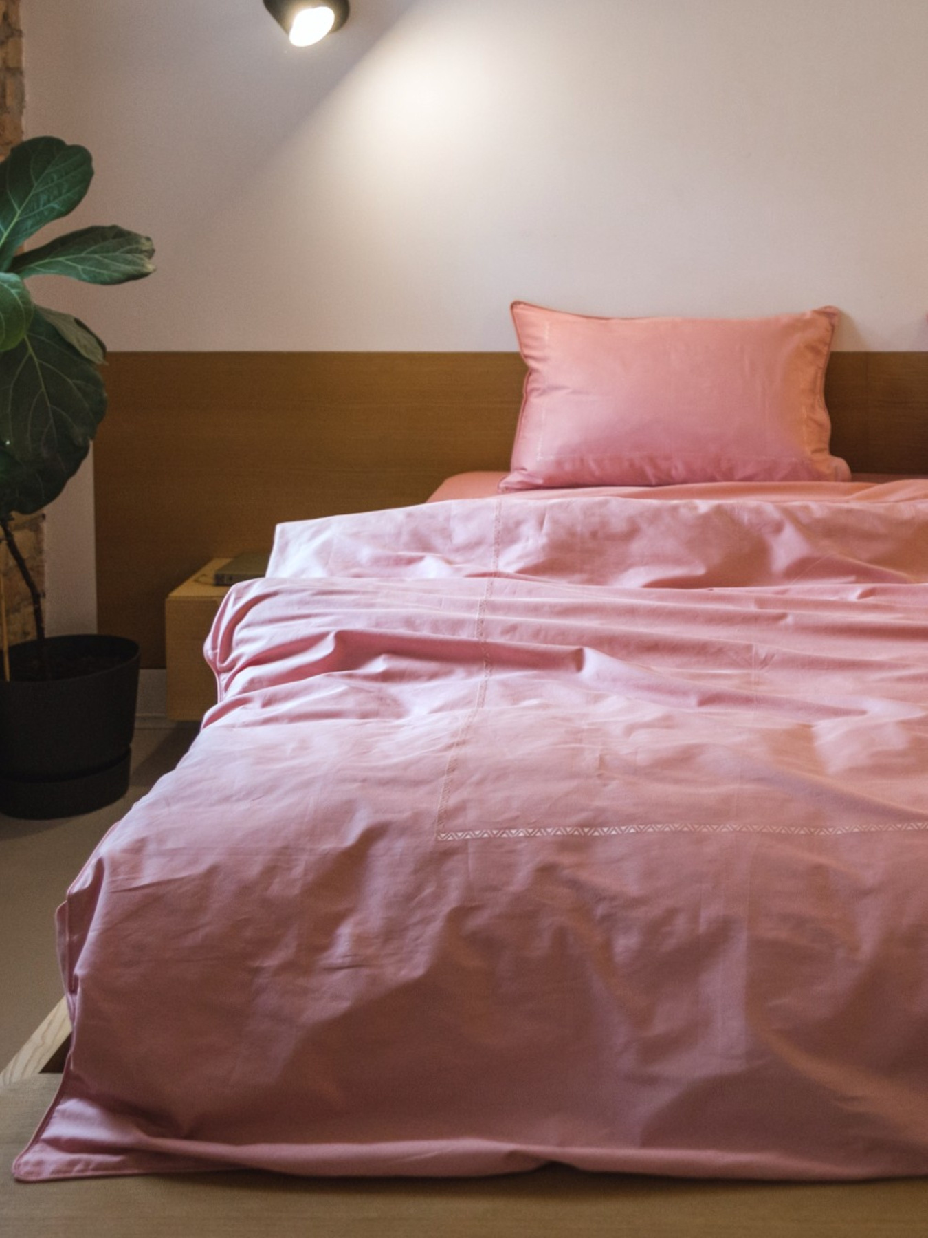 Комплект постільної білизни з автентичною вишивкою та кантом Brindal Rose в сатиновому чохлі для зберігання Ecotton модель 25115 Фото