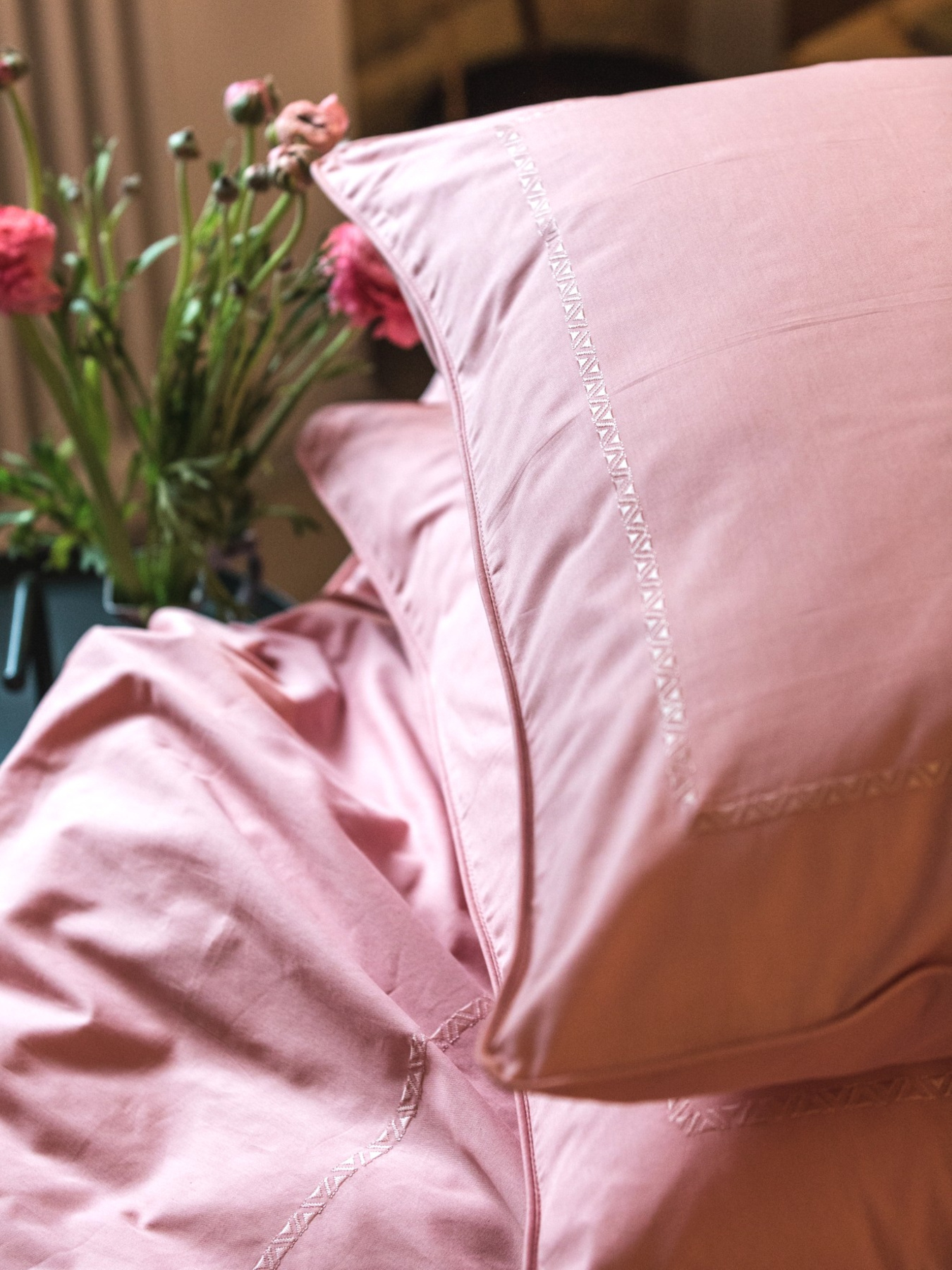 Комплект постільної білизни з автентичною вишивкою та кантом Brindal Rose в сатиновому чохлі для зберігання Ecotton модель 25115 Комплект постільної білизни з автентичною вишивкою та кантом Brindal Rose в сатиновому чохлі для зберігання Ecotton модель 25115 Фото