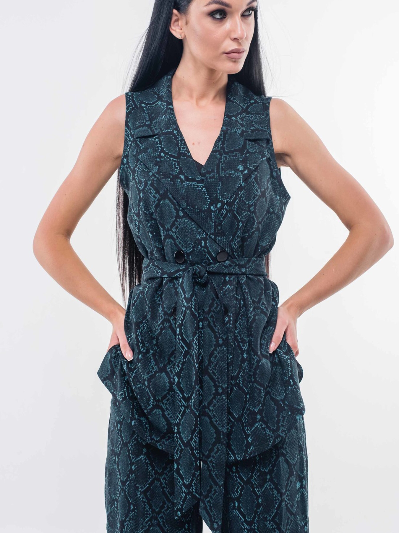 Класичний жилет RiMari модель 16-2-76-19-smaragdovij Фото